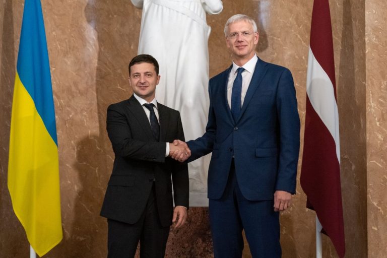 Зеленский поблагодарил Кариньша и Латвию за поддержку Украины