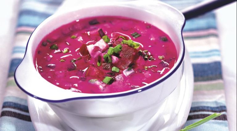 И вкусно, и свежо: простой рецепт спасительного летнего супа из свеклы и щавеля