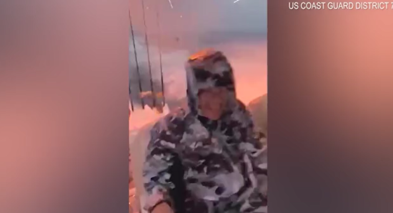Момент удара молнии в яхту с людьми попал на видео