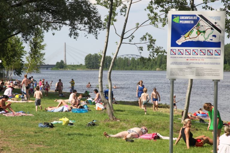Температура воды на пляжах Риги продолжает повышаться