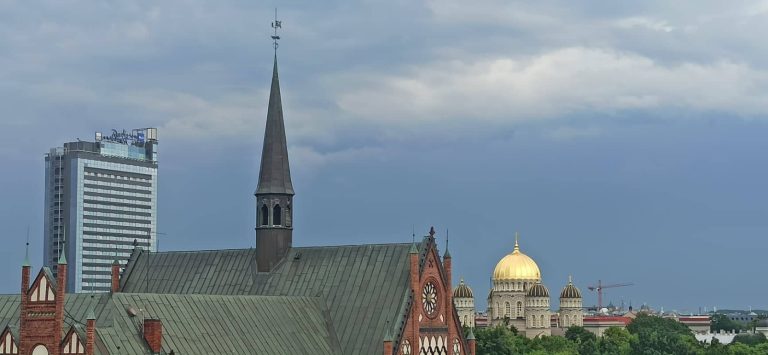 В четверг в Латвии жара сохранится, ожидаются грозы с градом
