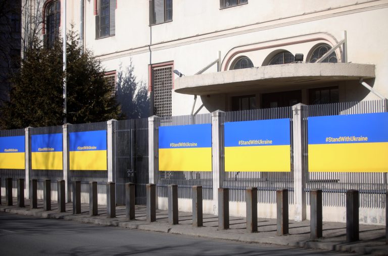 Украинских беженцев могут начать расселять в спортзалах