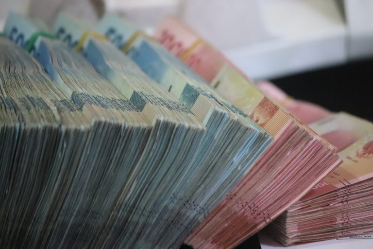 Жителю Чили случайно перечислили сразу 286 зарплат. Он обещал их вернуть, но потом исчез