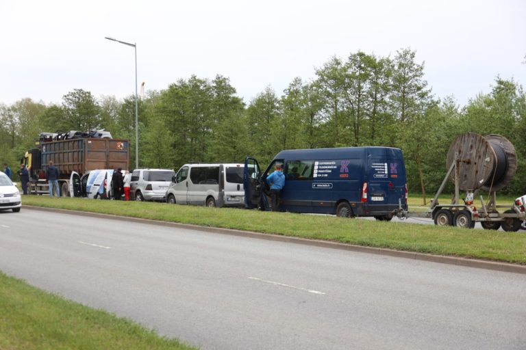 Масштабная авария в Лиепае. Шесть автомобилей столкнулись из-за раненной птицы