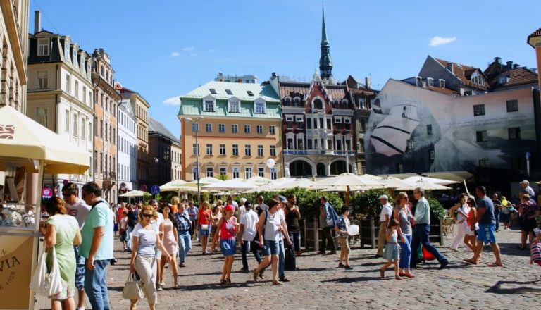 Рижан призывают быть осторожными в жару - доступна питьевая вода, а также пляжи и мелководные бассейны