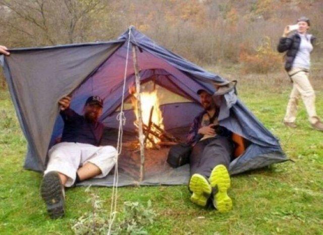 Костер в палатке и ещё 19 фотографий на которых творится какая то дичь