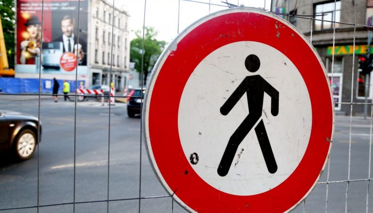 В центре Риги начался демонтаж путепровода - существенно ограничено движение, перенесены остановки
