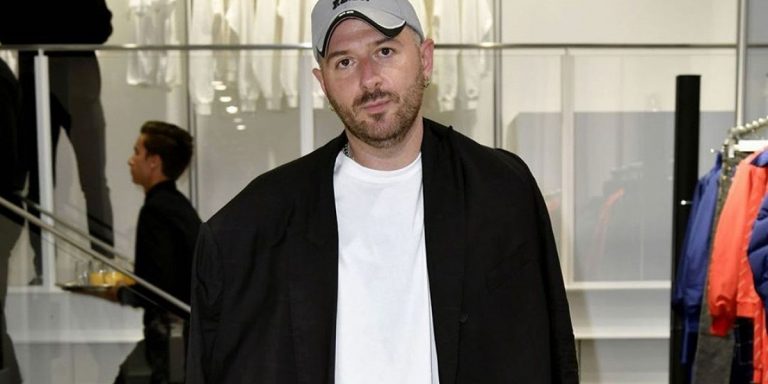 Креативный директор Balenciaga Демна Гвасалия предлагает носить пачку чипсов Lay’s в качестве сумки