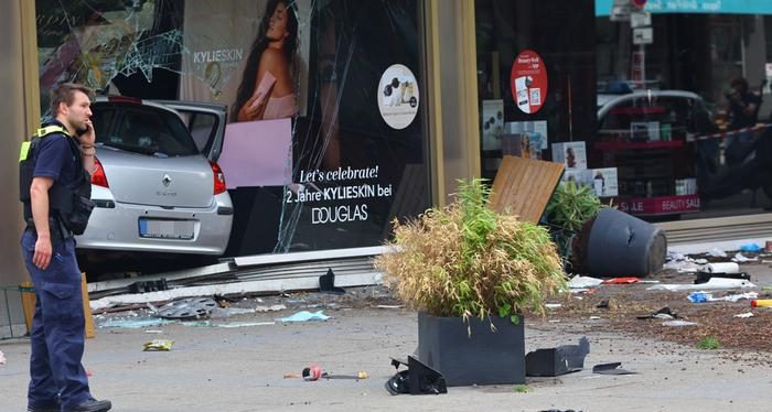 В Берлине мужчина умышленно наехал на прохожих: один человек погиб