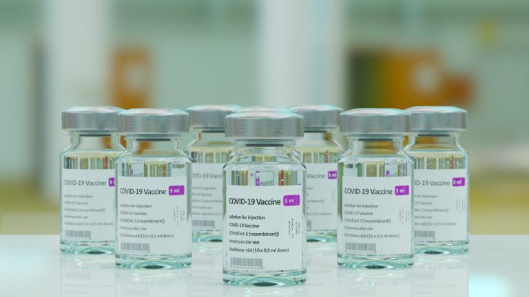 Латвия и другие страны ЕС: пора изменить условия договоров с производителями антиковидных вакцин