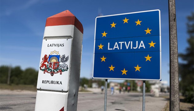 Во время кризиса с мигрантами на границе выявлены нарушения прав человека в действиях Латвии и Литвы