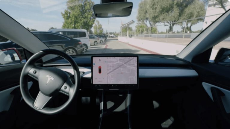 За навигатор в электрокарах Tesla придется доплачивать