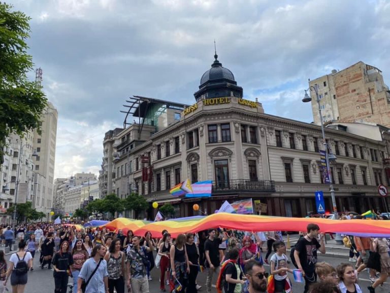 Тысячи людей участвовали в прайде в Будапеште перед рассмотрением противоречивого законопроекта
