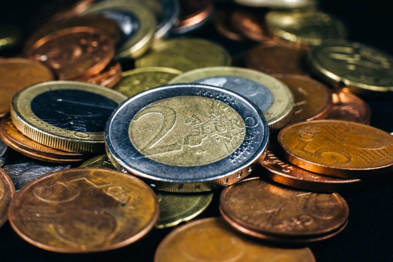 Курс евро впервые за 20 лет упал ниже 1,01 за 1 доллар США