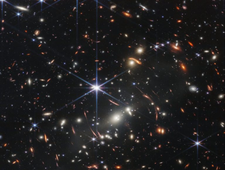 NASA опубликовало первый снимок с телескопа «Джеймс Уэбб»