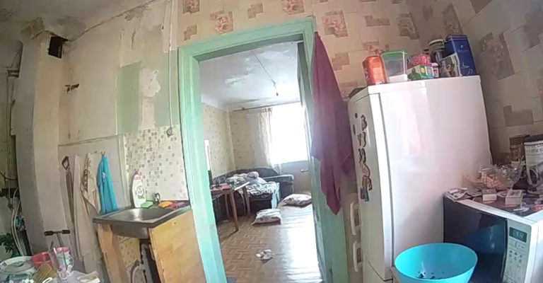 Пьяные вечеринки с ребенком: на Тейке отец распивал спиртное, готовил на гриле и с трудом передвигался
