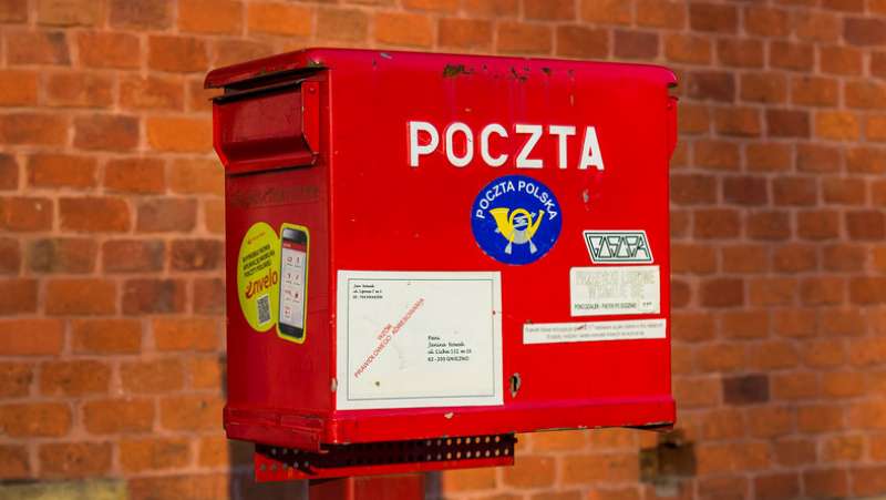 Сотрудников почты в Польше научат пользоваться оружием
