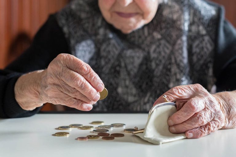 Столетним рижанам на 100 евро повысят пособия