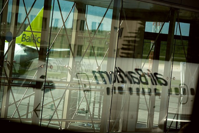 airBaltic отказала в посадке около 100 пассажирам из-за нехватки мест. Люди возмущены