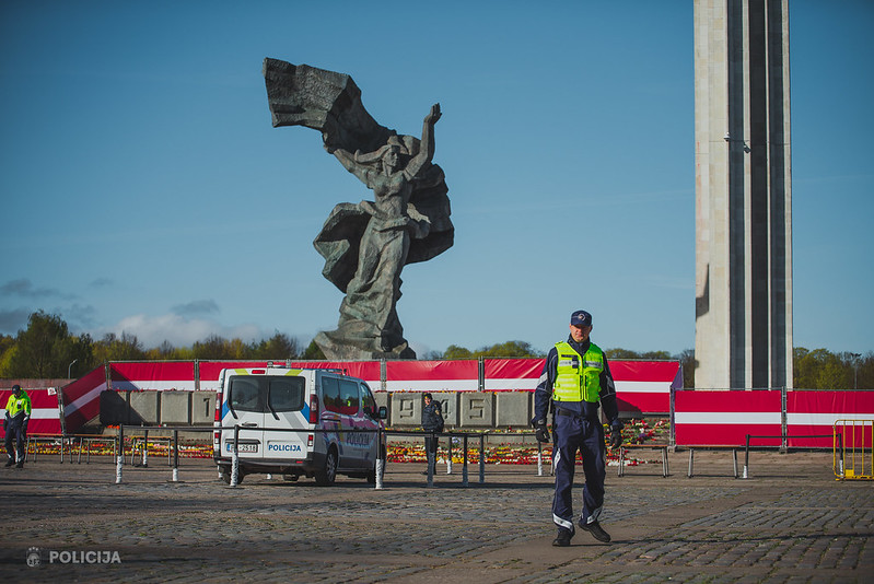 Правительство поддержало снос 69 советских памятников в Латвии