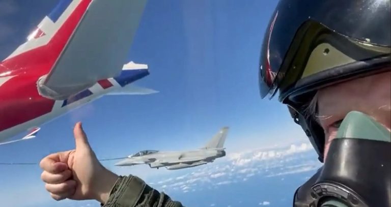 Уходящий в отставку премьер Британии совершил полет на истребителе
