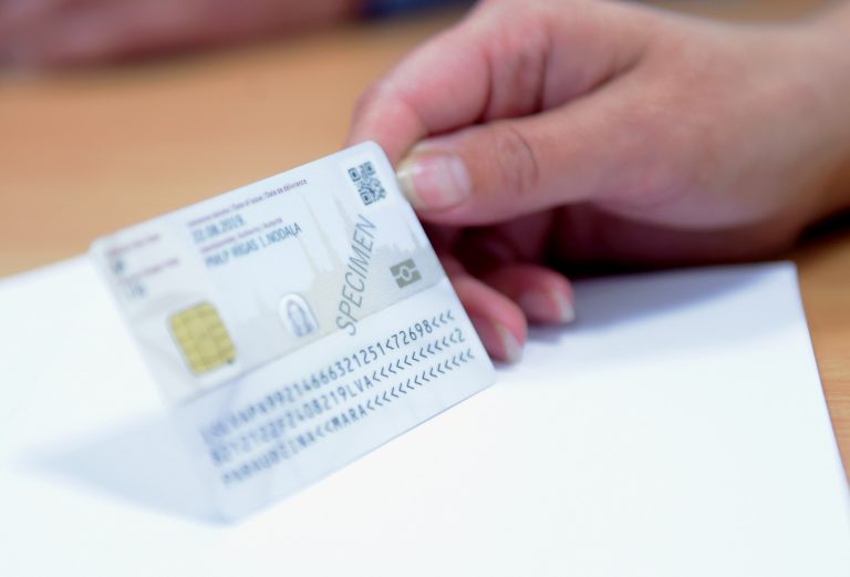 Латвийцы должны обновить eID карту в CSDD, чтобы сохранить скидки на ОТ: как это сделать