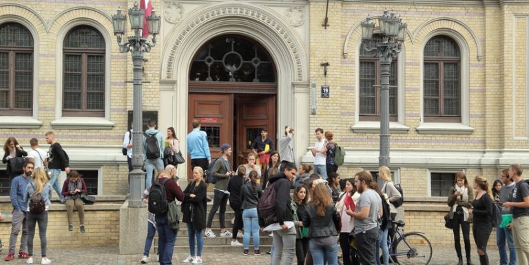 Поступление в вузы Латвии — подано самое низкое за три года количество заявок