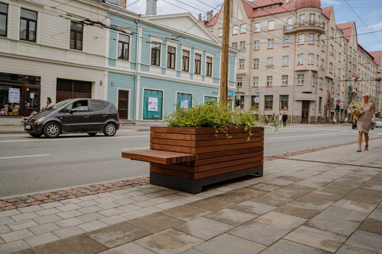 Улицу Чака украсили кадками-скамейками с растениями