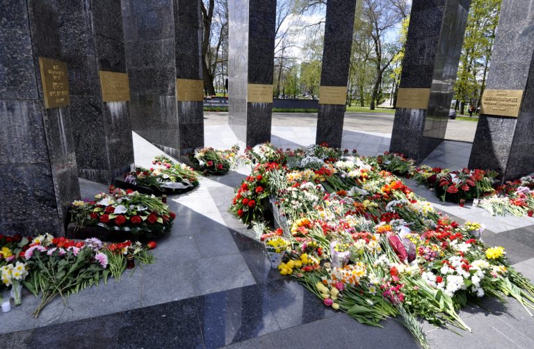 Снос советских памятников в Даугавпилсе обойдется в 350 000 евро. Таких денег у города нет