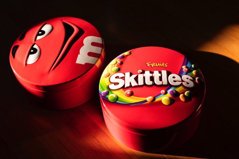 На производителя Skittles подали в суд из-за красителя, который может менять ДНК