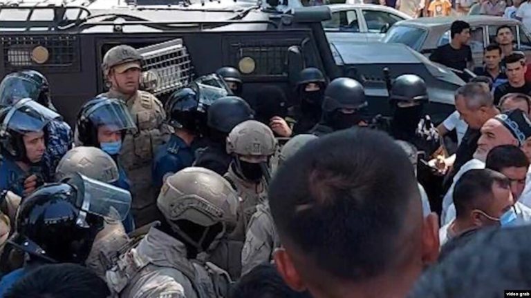 В Узбекистане протестуют против поправок в конституцию