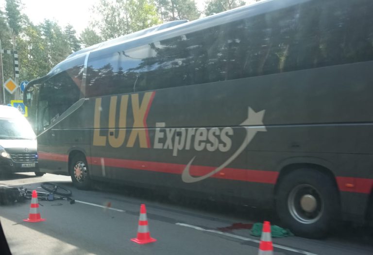 Из-за смертельной аварии с участием автобуса парализовано движение около кладбища на Лубанас
