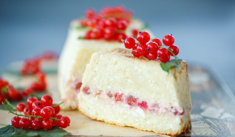Готовим творожную запеканку со смородиной: простой и вкусный рецепт