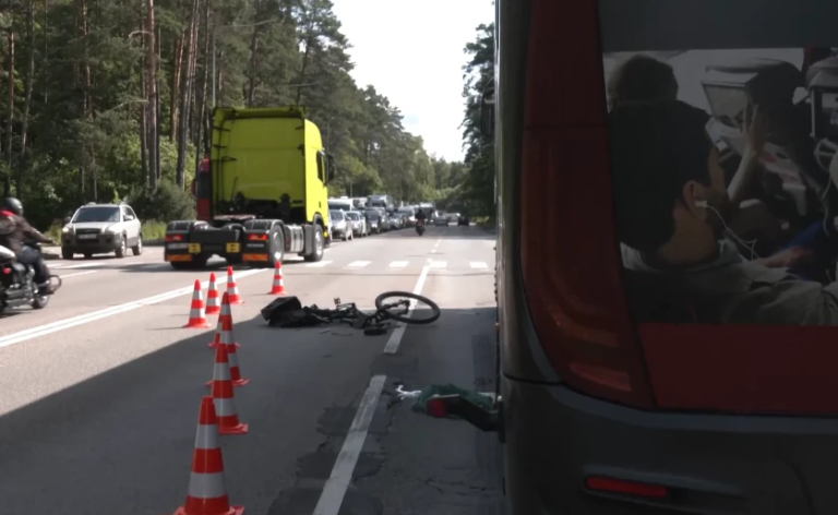 «Почему он так поступил, непонятно…»: очевидцы гибели велосипедиста на Лубанас рассказали о трагическом ДТП