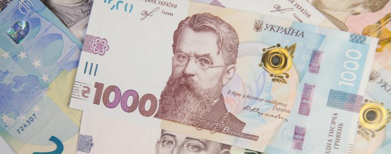 Украина девальвировала гривну