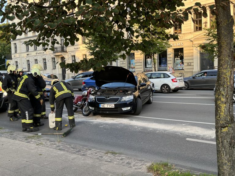 Улица Валдемара в пробке: столкнулись мотоцикл и автомобиль