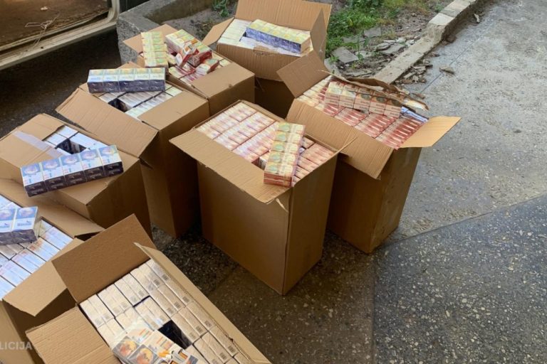У торговцев незаконными сигаретами и алкоголем были найдены боевая граната и патроны