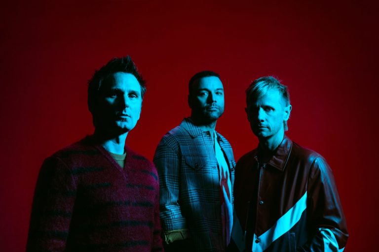 Muse показали себя «во всей красе» в новом клипе
