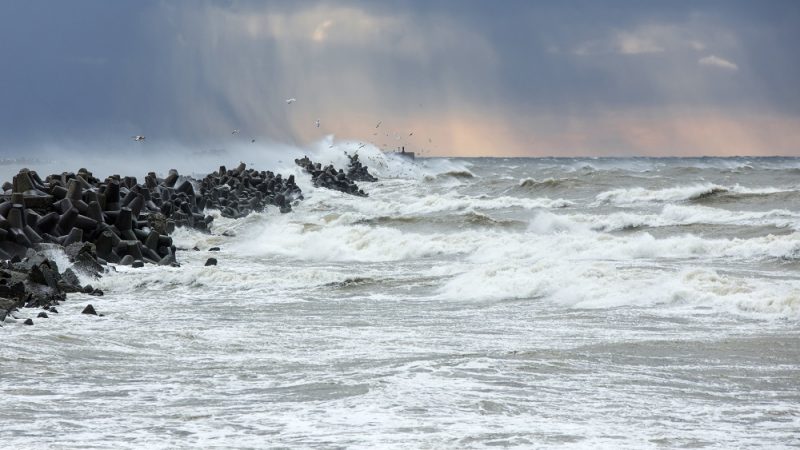 Серфингист спас двух девочек от гибели в море у Лиепаи благодаря своей доске