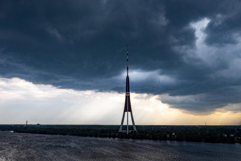 Сегодня похолодает, ожидается облачная погода