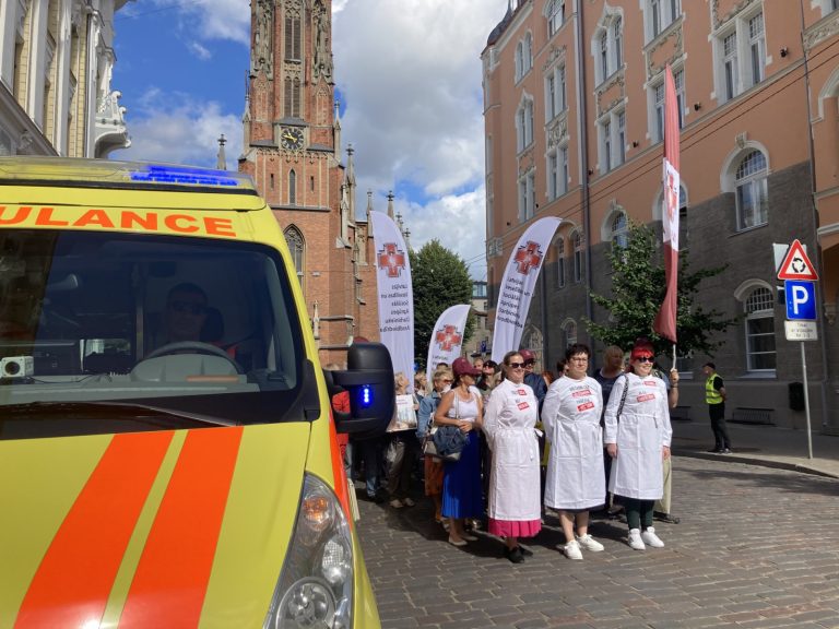 На предупредительной акции протеста медиков собралось около 500 человек