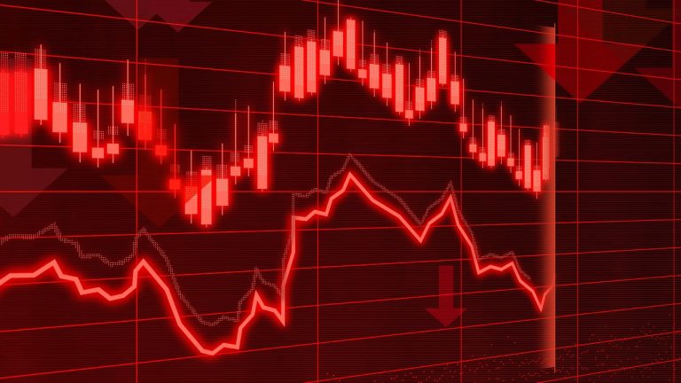 Экономисты предсказывают Латвии скорую рецессию. Растущие счета подтачивают накопления населения