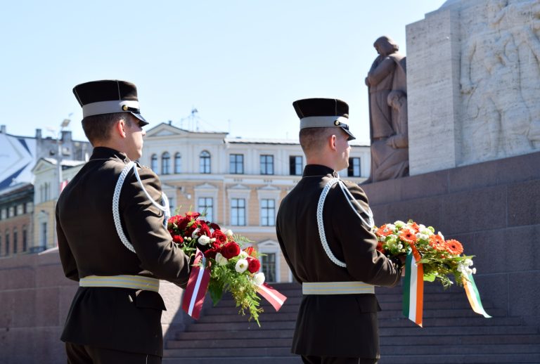 НВС сообщают: в почетном карауле у памятника Свободы могут появиться и женщины