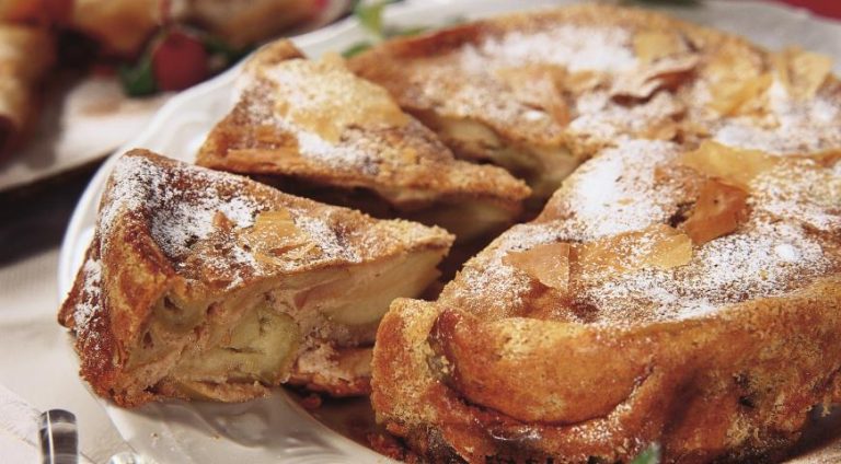 Время есть: простой рецепт нежнейшей шарлотки с яблоками