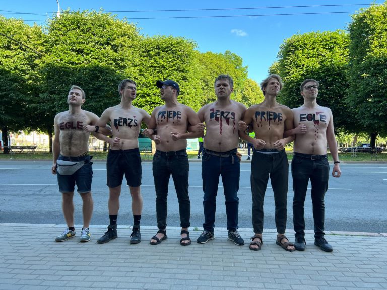 «Руки прочь от леса»: у здания Кабмина прошла акция протеста против вырубки молодых деревьев