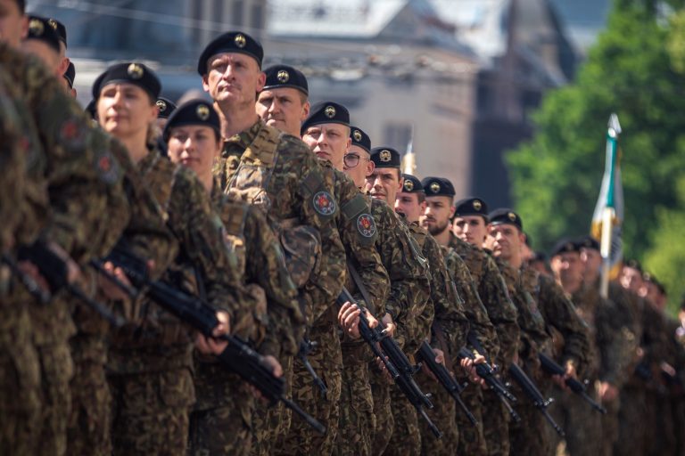На военную службу будут призывать также граждан, уехавших за границу — минобороны