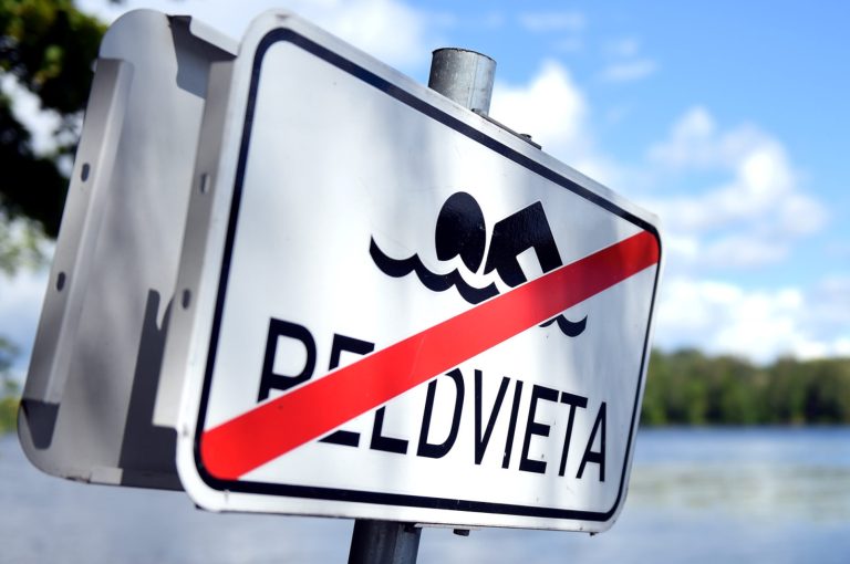 На Румбульском пляже запретили купаться из-за загрязнения воды