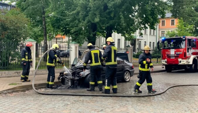 В центре Риги сгорел автомобиль