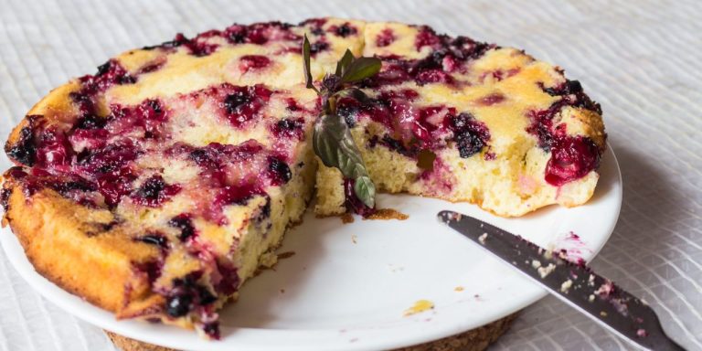 Готовим простой, но необыкновенно вкусный пирог с черной смородиной