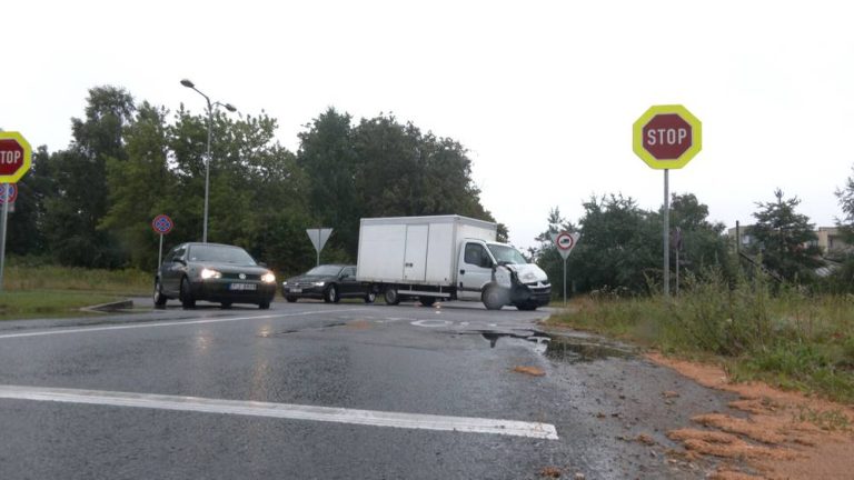 Водитель грузовика в «черной точке» Дрейлини проигнорировал дорожный знак и попал в аварию